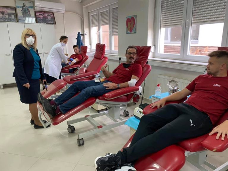 Table tennis players donating blood to Covid-19 patients