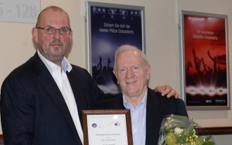 President KRAMER hands award to SCHÖLER