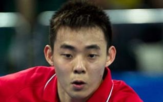 Olympic champion stumbles but China retains title