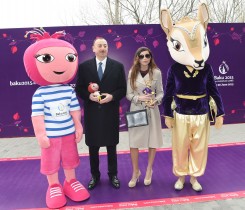 President and First Lady of Azerbaijan purchase first Baku 2015 tickets