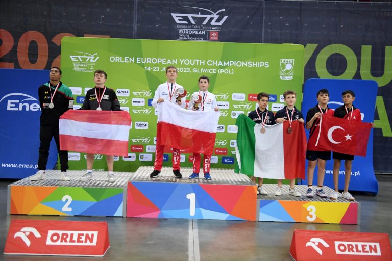 SAKOWICZ and ZYWORONEK won gold at home