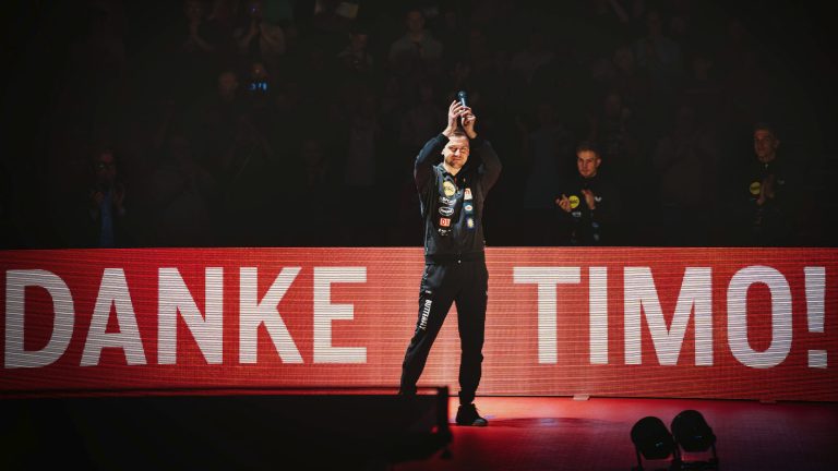 1,100 Fans Celebrate: Standing Ovations Before Timo BOLL’s First Serve